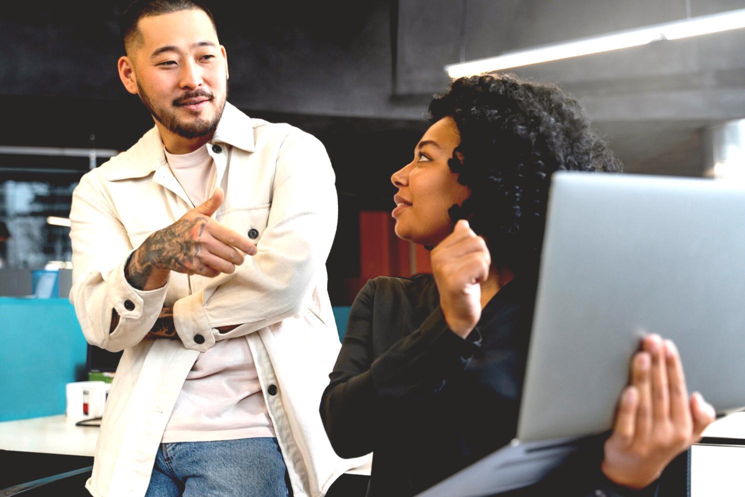 Finanzexperten bei der Analyse komplexer Unternehmensdaten