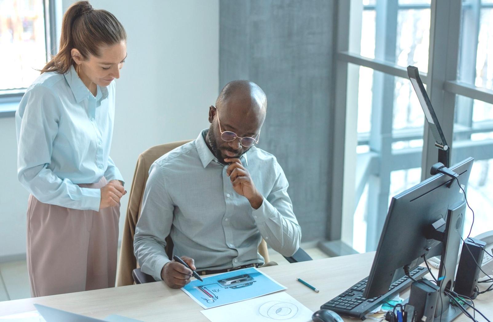Professionelle Kundenberatung und Support-Team bei der Arbeit